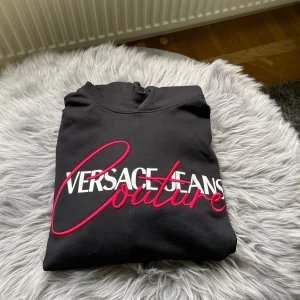 Versace jeans couture - Hoodie - Fin Hoodie från Versace! Använd fåtal gånger.   Tröjan är i väldigt gott skick, storlek L.  Köpt från johnells: kvitto är tyvärr borttappat :(  Hör av er vid intresse. Mvh  