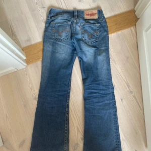 Levis boot jeans - Jätte fint skick! Skriv om frågor och funderingar:) 