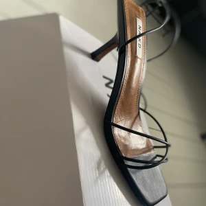 Nakd klackskor  - Hej, säljer mina klackar då de tyvärr var för små för mig, har aldrig använt de så de är helt i nyskick, de är i strl 39