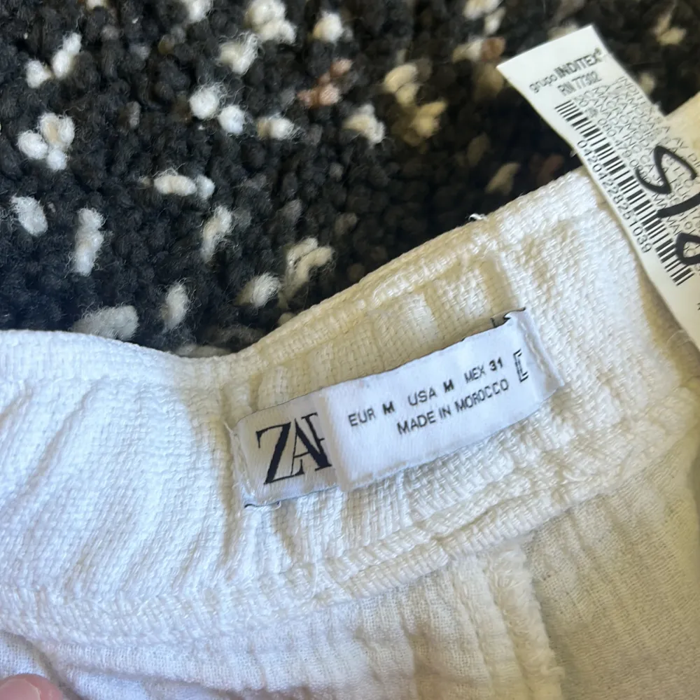 Tja säljer nu mina linnebyxor som är perfekta till sommaren, storlek M, från zara, nypris runt 600kr, perfekt skick. Jeans & Byxor.