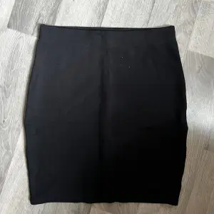 Denna svarta korta kjol från New Yorker är i perfekt skick. Den är i storlek 36. Jättebra till en basic sommaroutfit!
