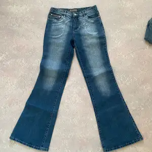 Utsvängda jeans strl 31/33 endast 200kr❤️‼️ jätte bra skick, vill bara bli av med alla mina jeans som itne används 🥳