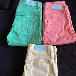 Chinos Morris  - Nästan nyskick använd fåtal gånger, blev snabbt för små för mig. Står strl 27 men skulle säga 26. 150kr paret eller 600 för alla! 