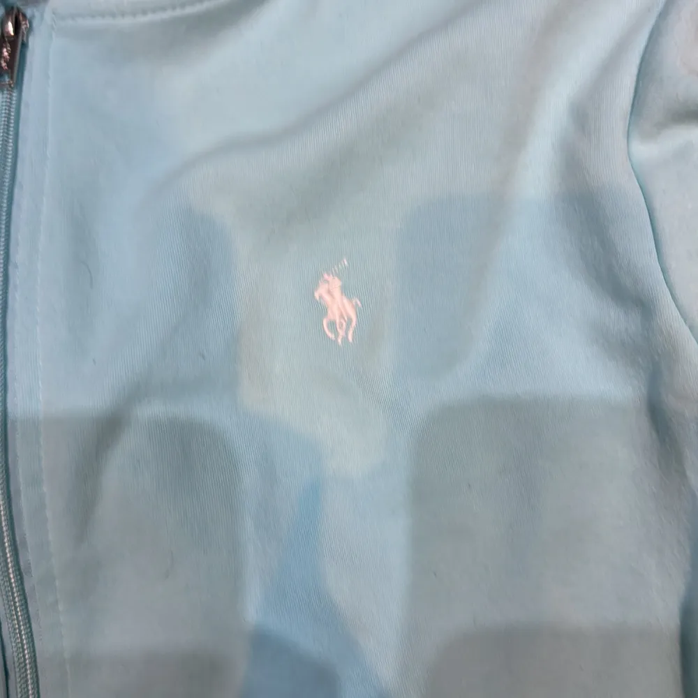 Ralph lauren zip  Oanvänd använd men blev för liten Perfekt skick. Hoodies.