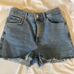 Blå jeansshorts  - Blå jeansshorts i bra skick använda en gång, men kommer inte till användning. Medelhög midja. Nypris 400kr. Vid fler frågor eller bilder är det bara att kontakta i chatten. Köparen står för frakten💕
