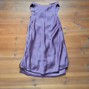 vintage klänning - Retro klänning från Rina Scimento (nyp. 2200kr). Relativt kort och slutar precis vid knäna. Jag är vanligtvis en S/M och den passade perfekt, men skulle absolut säga att den passar XS-storlekar också!