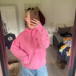 Rosa hoodie - Rosa Hoodie från champion, knappt använd och har ett supermjukt material 💕💕