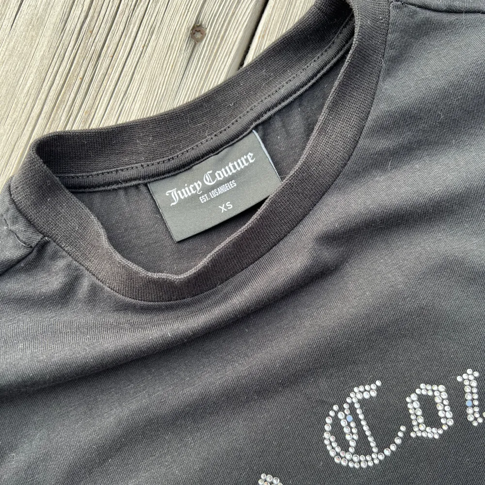 Juicy Couture t-shirt Arched Diamante Noah, storlek XS, svart med strass, 100% bomull, oanvänd, tvättad 1 gång, några små strass lossnade i tvätten. Skriv om du har frågor 🖤. T-shirts.