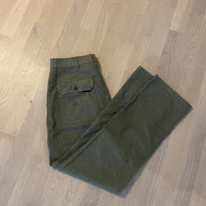 Djerf avenue- Go To Pants Grren - Köpta second hand , aldrig använda av mig.   Tyvärr passar byxorna inte mig.  Byxorna är storlek s men skulle säga att dom är större i storleken, snarare m. Inga tecken på slitage.  Nypris 1599