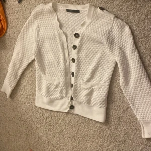 Vit kofta Sthlm stil  - En oanvänd kofta med kortare ärmar! Fina detaljer.