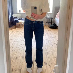 Mörkblå lågmidjade jeans  - Långa, raka, använt få gånger. Säljer för dom är förstora 