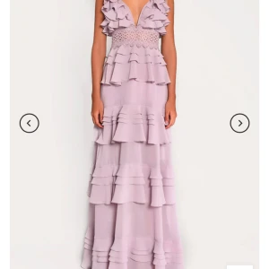 True decadence klänning - Säljer min lila true decadence klänning från balen, är storlek 8 vilket motsvarar 34/36.