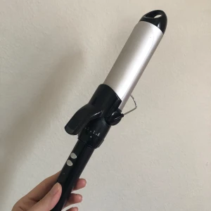 Locktång - Stor locktång från Babyliss.  Använder mest för att styla luggen men säljer den nu då jag inte använder den lika mycket.