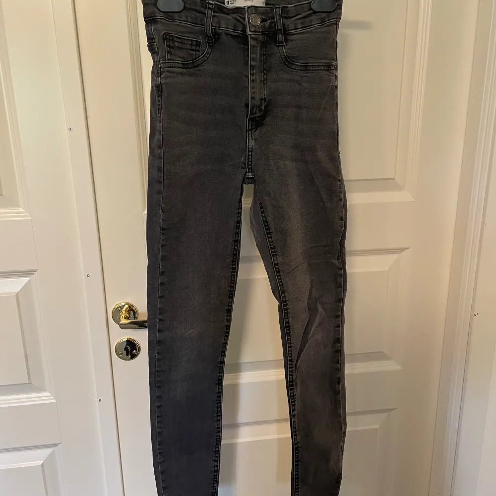 Skinny jeans från Gina Tricot. Använda men i fint skick. De är i grå-svart färg. Jeans & Byxor.