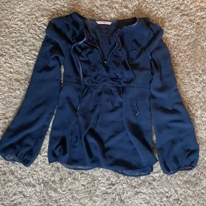 Blå blus  - Blå genomskinlig blus köpt i Rom. Använd, med vissa små skador men i allmänt bra skick.  Klicka hälst inte på köp nu utan att skriva till mig först!