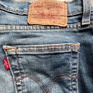 Säljer dessa skit snygga utsvängda low waist jeans som är W31 L34 vilket passar mig som har strl 40 i lågmidjade men skulle säga att det passar strl 38! 😍 är öppen för prisförslag! 