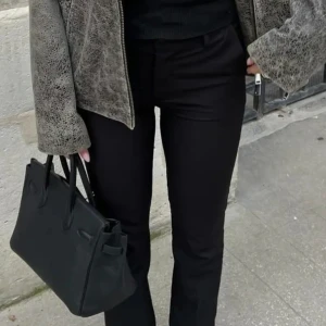 Kostymbyxor - Oanvända kostymbyxor från bikbok!