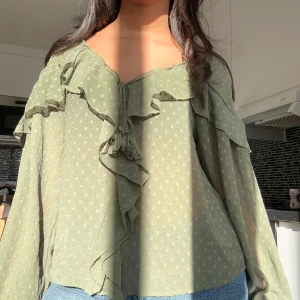 Grön blus - Blus från Zara. Använd endast en gång. Superbra skick!
