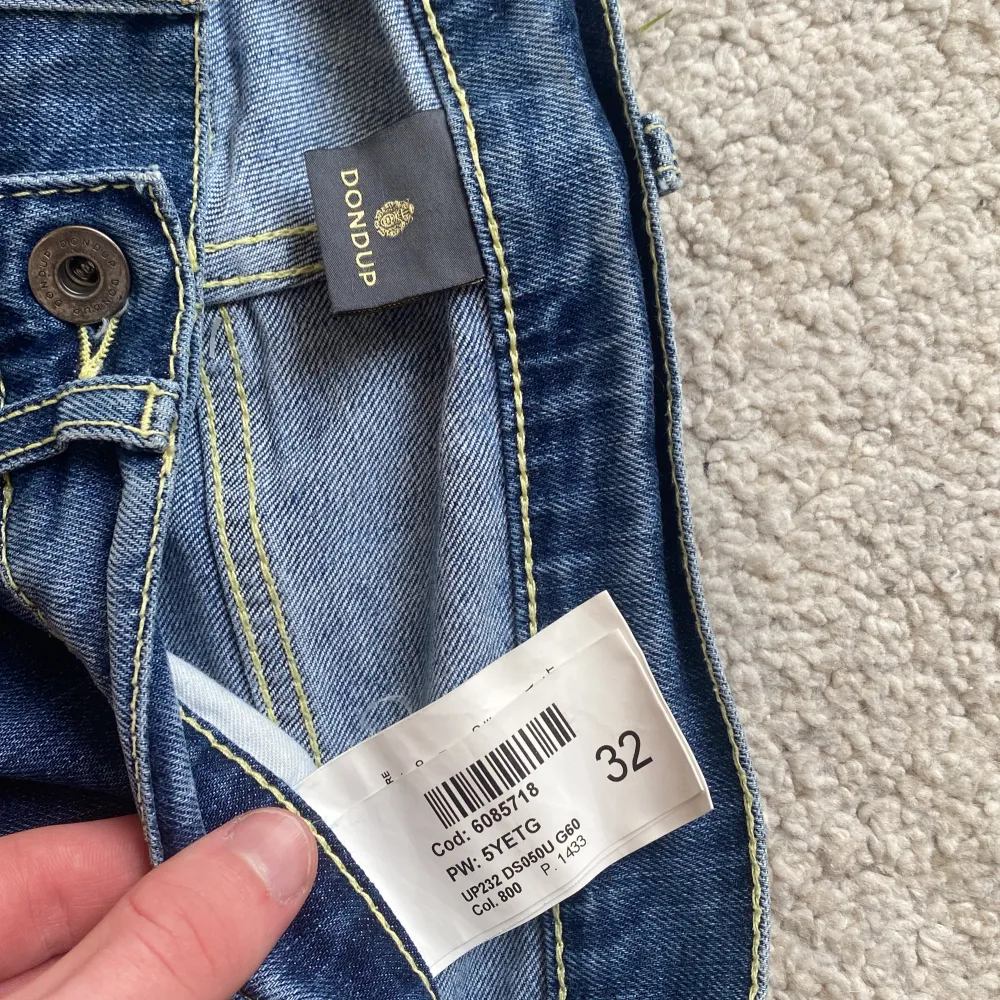 Säljer ett par Dondup George jeans i färgen mörkblå utan slitningar. Storlek 32 och är skick 9/10, fel fria. Vid frågor och funderingar är det bara att kontakta, Mvh Elephant Closet!. Jeans & Byxor.