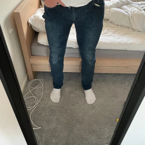 Nudie Jeans - Säljer ett or Nudie Jeans i Lean Dean modellen, ganska lik ”Grim Tim”. De är mörkblå utan defekter. Jag är 185 cm och väger 78 kg. Tveka inte vid frågor❗️