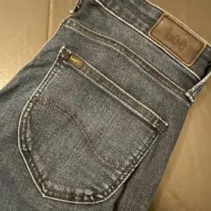 Mörkblåa Lee jeans i jätte fint skick. Jeansen är mer blåa än vad dem visas på bilderna. Storlek W26 L31