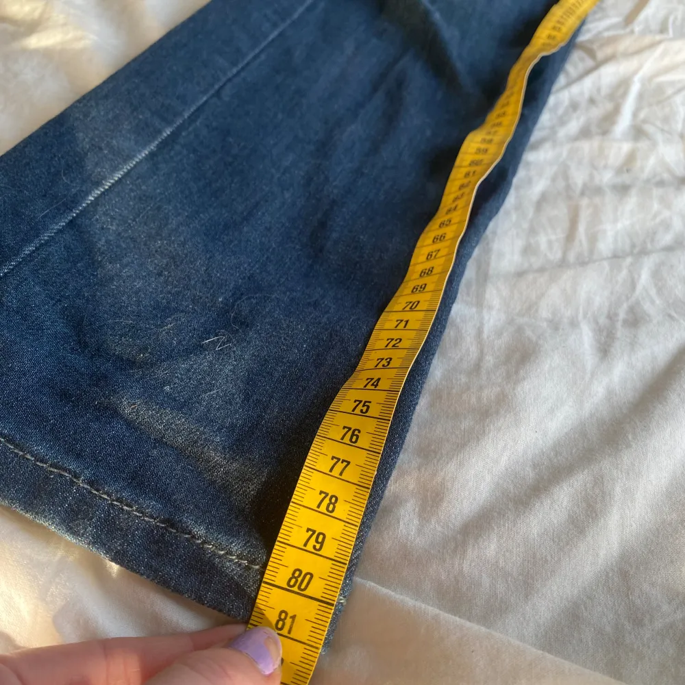 Storlek XXL, uppskattad storlek M-L men lite osäker(se måtten på bilder).💕 . Jeans & Byxor.