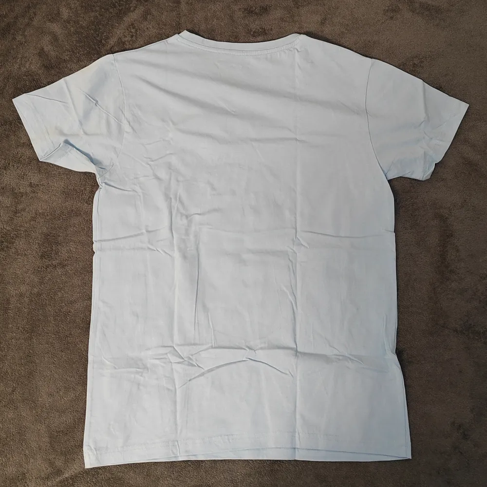 Ljusblå Lyle & Scott v ringad t-shirt. Storlek medium, 100% bomull. Skriv vid minsta fundering eller för fler bilder! . T-shirts.