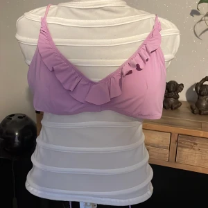 Bikini topp  - Fin bikinitopp med snörning på ryggen. 