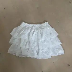 Volang kjol från hm i strl 150/ xxs/xs. Jätte fin och använd några gånger. Inga defekter syns