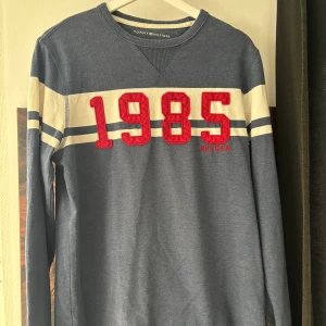 Tommy Hilfiger  - En fräsch och unik sweatshirt från Hilfiger.