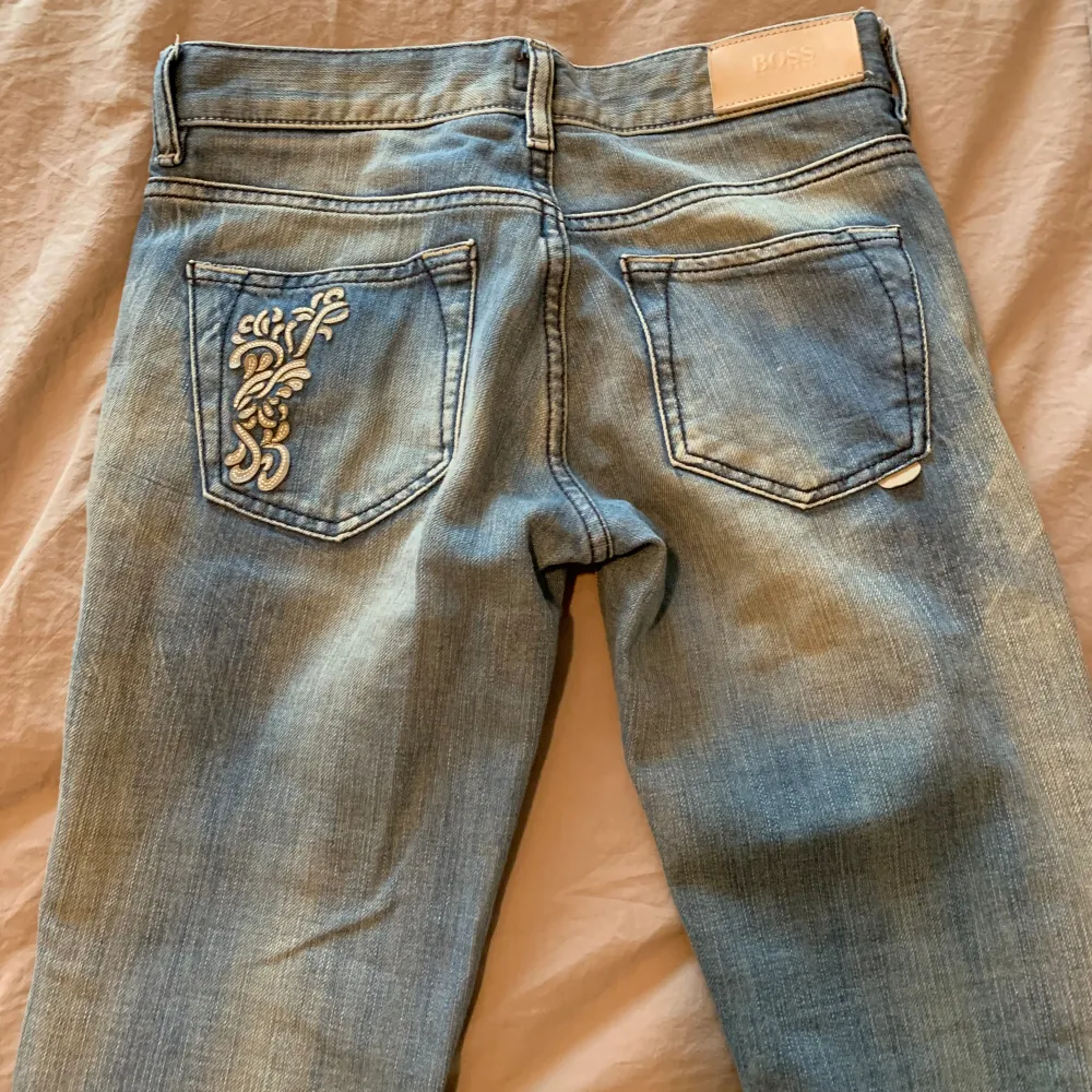 Low Waist jeans från Hugo boss,Köpta här på Plick , passade inte mig riktigt , Väldigt bra skick faktiskt 🩷. Jeans & Byxor.
