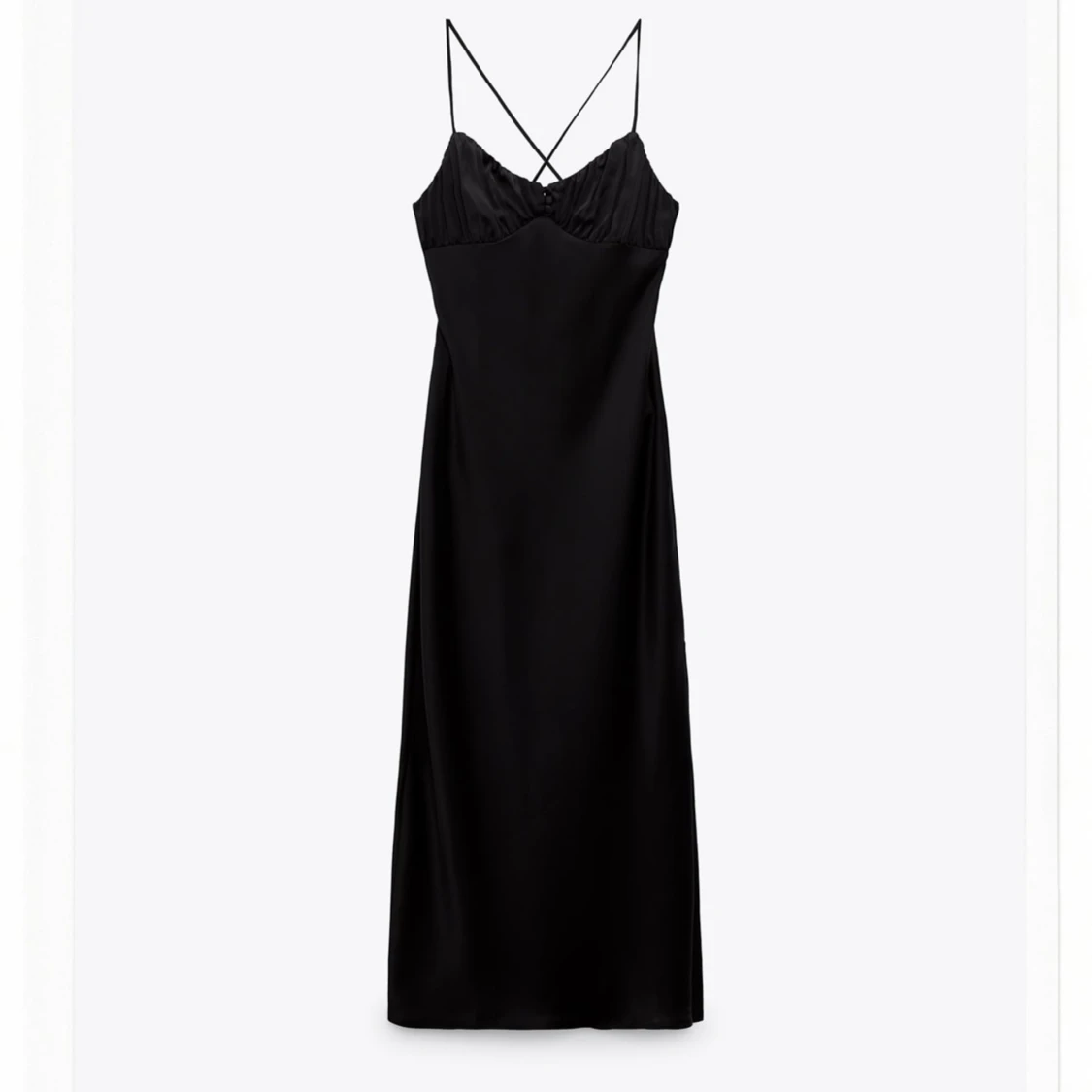 Nattlinneinspirerad blank svart klÀnning