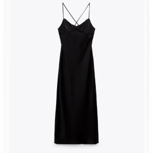 Nattlinneinspirerad blank svart klänning - Hej💐 Säljer denna fina klänning i helt ny skick, har inte hunnit använda det. Och säljer pågrund av religiösa skäl. Storlek (m)💗