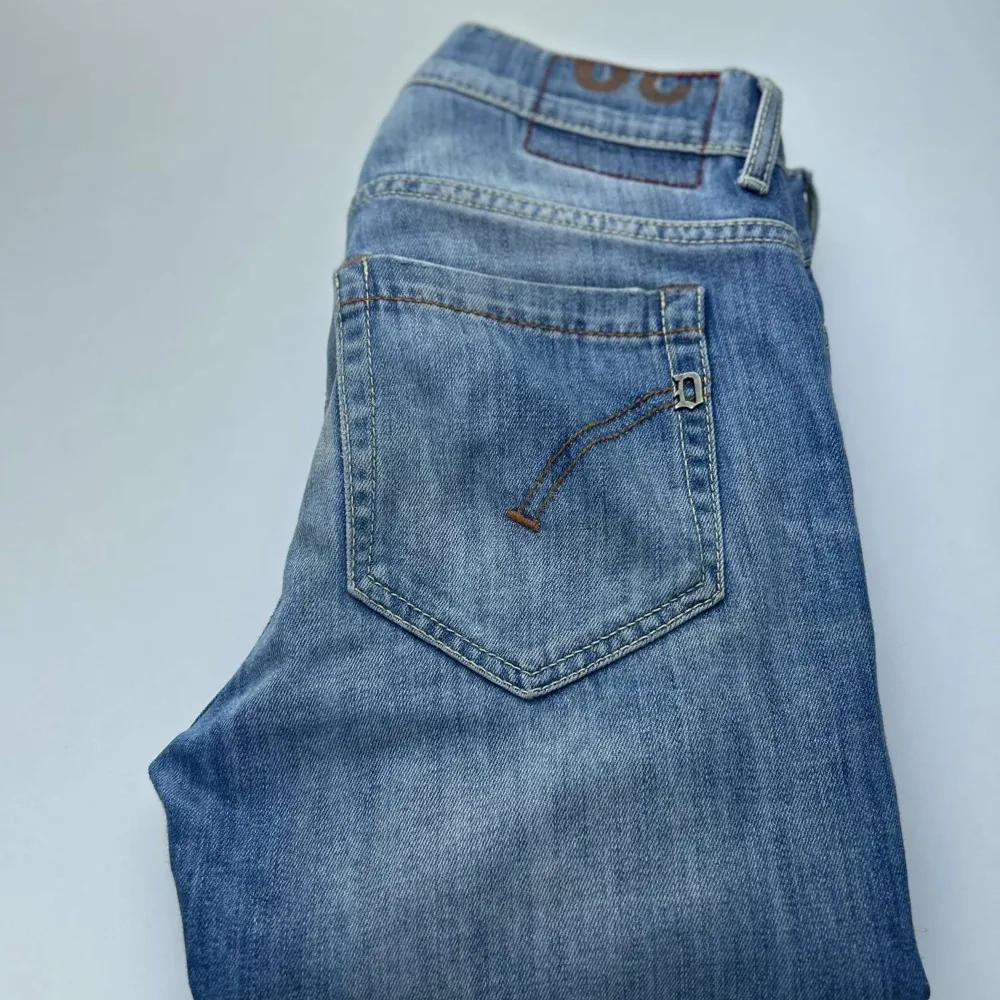 Säljer nu dessa dondup jeansen i färgen ljusblå som är i storlek 30. Skicket är 8,5/10 då det finns tecken på andvändning. Vid frågor och funderingar är det bara att höra av sig. Mvh SVC!!!!!. Jeans & Byxor.