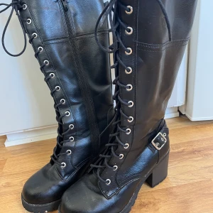 Boots  - Så coola stövlar med snörning, köpte för några år sedan och används inte längre❣️