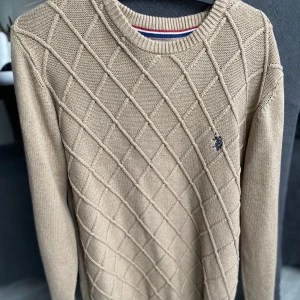 U.S Polo Assn - Storlek M. Snygg Beige stickad tröja🙂Säljer pågrund av det inte är min stil. Den är använd fåtal gånger! Fler bilder eller frågor är det bara att komma privat!😊 