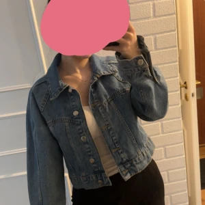 Jeansjacka  - Stilig Jeansjacka i lite mer ”kroppad” passform från Gina tricot. Går inte åt användning.