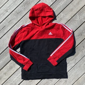 Hoodie Adidas  - Snygg hoodie i storlek L junior. 14-16 år. Skulle säga att det är motsvarande 154 cm lång