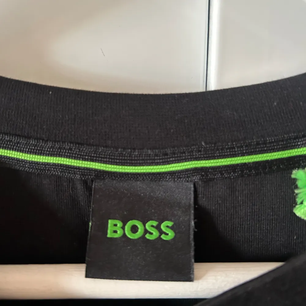 Boss tröja storlek M använd 1 gång mycket fint skick pris kan diskuteras . Tröjor & Koftor.
