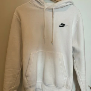 Nike Hoodie - Vit Nike hoodie i storlek XS. Den passar även i storlek S. Väldigt bra skick, knappt använd. Inga fläckar. Priset kan diskuteras!