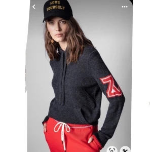 Zadig & Voltaire  - Hoodie från Zadig & Voltaire i 100% Kashmir. Köpte för säkert 3 år sedan så den säljs inte längre,  har inte använt så mycket. Det är storlek L men den är inte så stor i storleken❤️