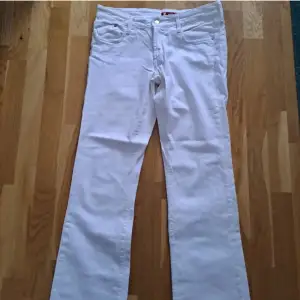  Säljer dessa vintage low/midwaist jeans då de tyvärr är för stora för mig💕Storleken är lite oklar, de är iaf w33 men det är bara att fråga om mått eller fler bilder ifall du är intresserad!!🩷