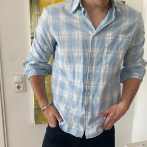 Skjorta från Sandro  - Skön fit och bra skick! Jag är 187cm lång. Nypris ca 2000kr
