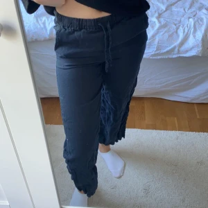Linnebyxor arket - Svarta linnebyxor från arket. Säljer då dom är lite för korta för mig (172cm). I väldigt bra skick utan fläckar! Perfekt till sommaren