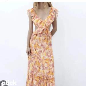 Söker denna klänning från zara! Hör av dig om du säljer