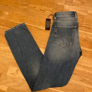 Säljer ett par sprillans nya replay jeans i storlek Waist 28 och length 34. Killen på bilden är 172 cm. Priset är inte stensatt så skriv vid förhandling!