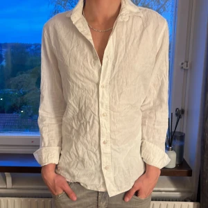 Linne skjorta! - Hej säljer nu min killes linneskjorta💕 han är cirka 180 och den sitter fint på han 💕 skick 9/10 inga som helst fel💕 Köparen står för frakt💕