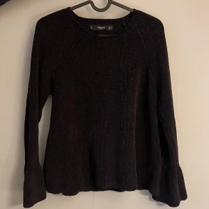 Stickad tröja MANGO - Svart kabelstickad tröja med liten ”strut” ärm från MANGO. Storlek M, skulle säga att den mer är en XS-S. 