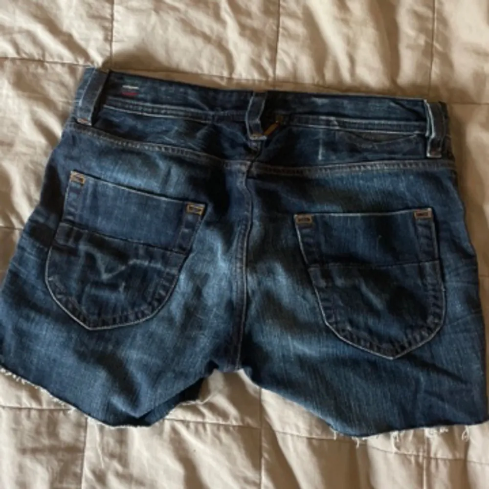 mörkblå jeansshorts, skriv vid några funderingar🫶. Shorts.
