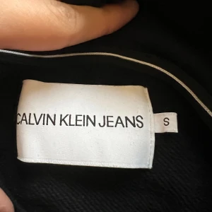 Calvin Klein Tjock Tröja - En jättesnygg tjocktröja från calvin Klein. Passar både tjejer men även killar om man är intresserad. Vet inte riktigt priset eftersom det var ett tag sen jag köpte den, men använd ett fåtal gånger💗💗